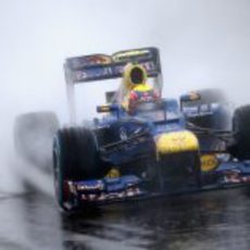 Mark Webber 'navega' en el trazado inglés de Silverstone