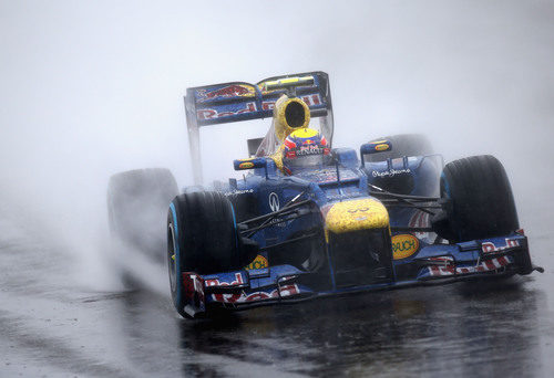 Mark Webber 'navega' en el trazado inglés de Silverstone