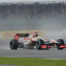 Pedro de la Rosa trata de progresar bajo la lluvia inglesa