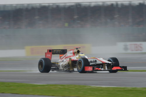 Pedro de la Rosa trata de progresar bajo la lluvia inglesa