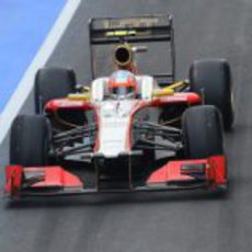 Narain Karthikeyan pasa por el 'pit lane' de Silverstone