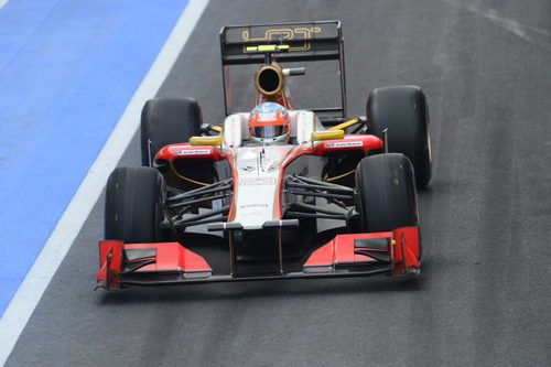 Narain Karthikeyan pasa por el 'pit lane' de Silverstone