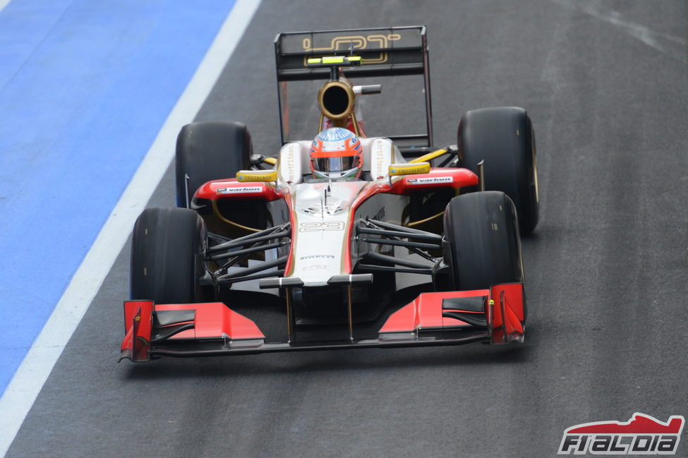 Narain Karthikeyan pasa por el 'pit lane' de Silverstone