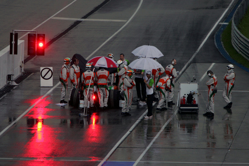 Force India se protege de la lluvia