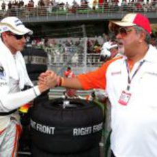 Mallya le desea suerte a su piloto