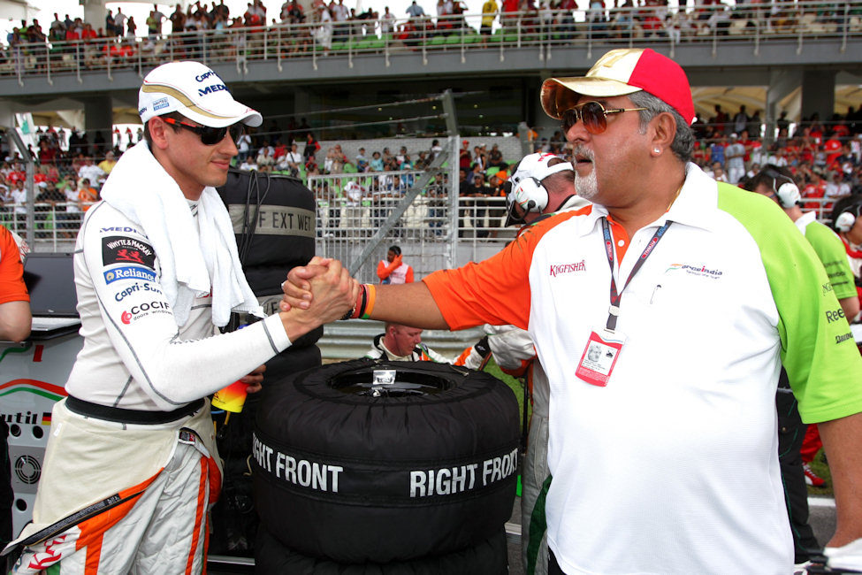 Mallya le desea suerte a su piloto