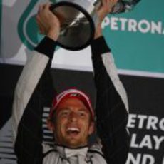 Button con su trofeo de campeón