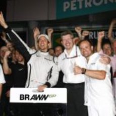 El equipo de Brawn GP celebra su segunda victoria