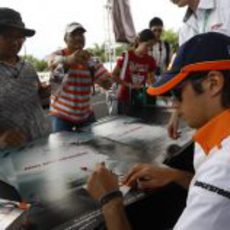 Piquet firma autógrafos