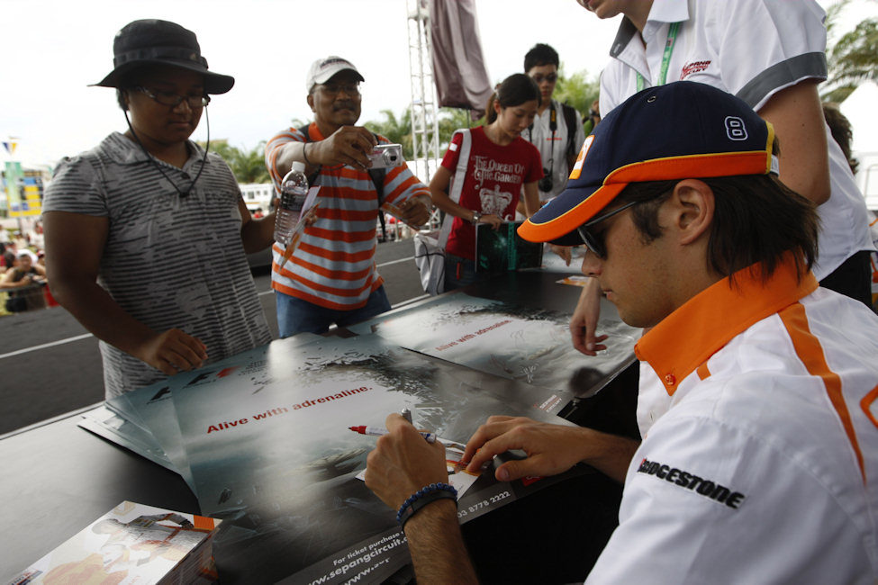 Piquet firma autógrafos