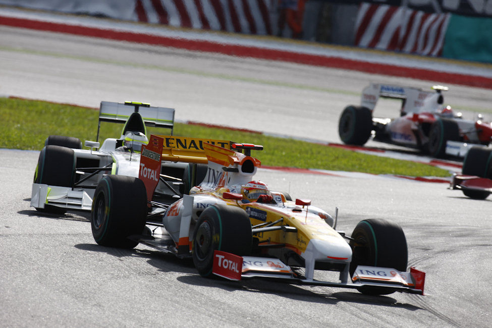 Alonso intenta frenar a Barrichello