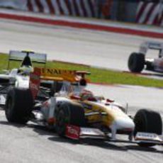 Alonso intenta frenar a Barrichello