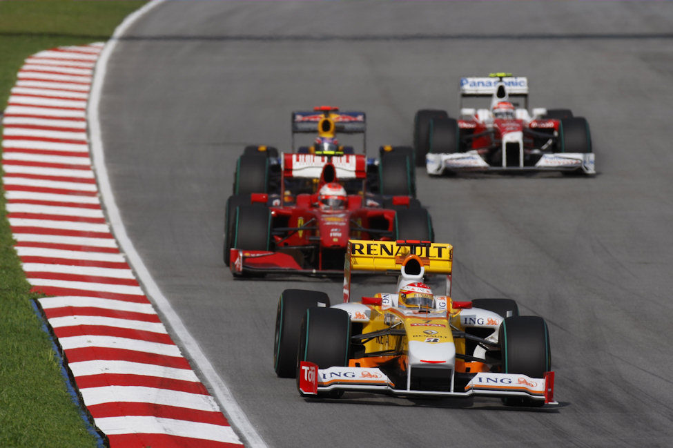 Alonso rueda por delante de Raikkonen