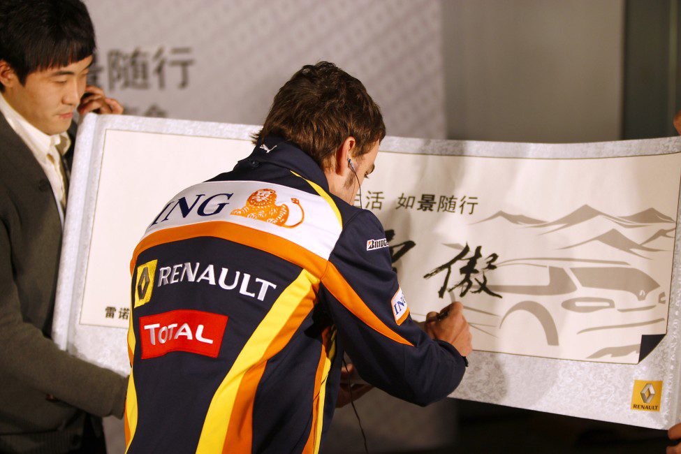 Alonso estampa su firma