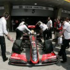 El MP4-24 vuelve al box