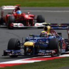 Mark Webber por delante de Fernando Alonso en Silverstone