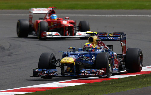 Mark Webber por delante de Fernando Alonso en Silverstone