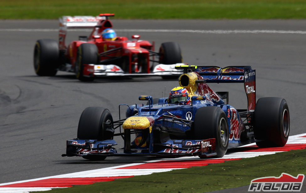 Mark Webber por delante de Fernando Alonso en Silverstone