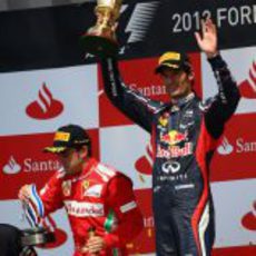 Mark Webber levanta su trofeo en el podio de Silverstone