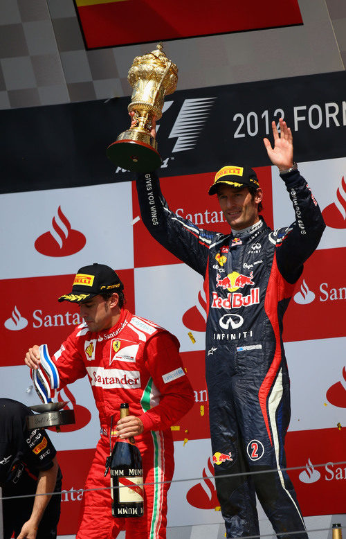 Mark Webber levanta su trofeo en el podio de Silverstone