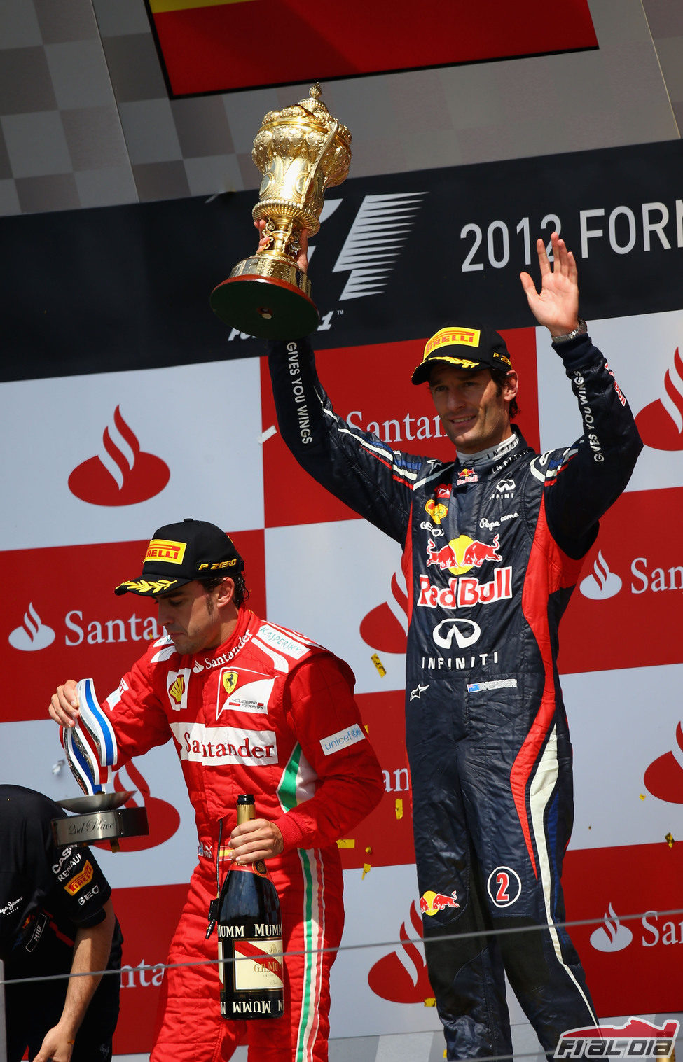 Mark Webber levanta su trofeo en el podio de Silverstone