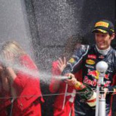 Mark Webber descorcha el champán en Gran Bretaña 2012