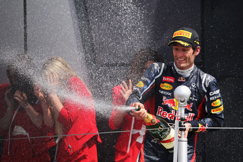Mark Webber descorcha el champán en Gran Bretaña 2012