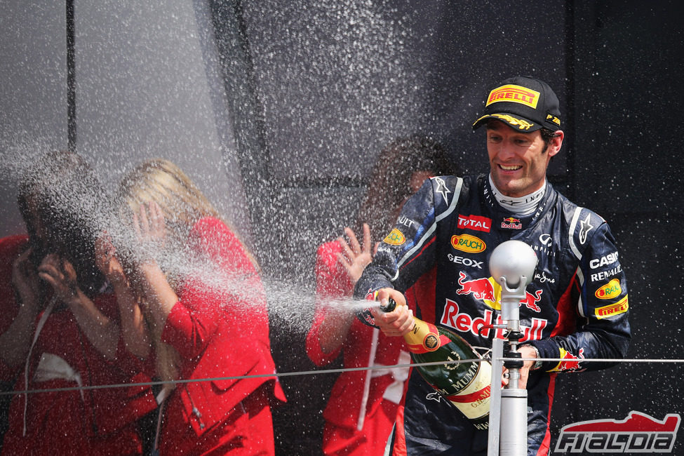 Mark Webber descorcha el champán en Gran Bretaña 2012