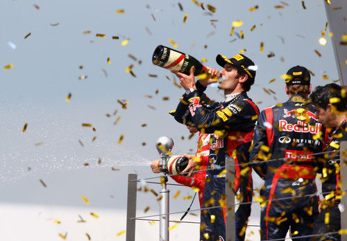 Mark Webber bebe champán en el podio de Silverstone