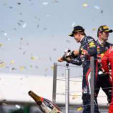 Vettel, Webber y Alonso celebran en el podio de Gran Bretaña