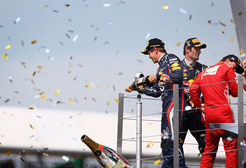 Vettel, Webber y Alonso celebran en el podio de Gran Bretaña