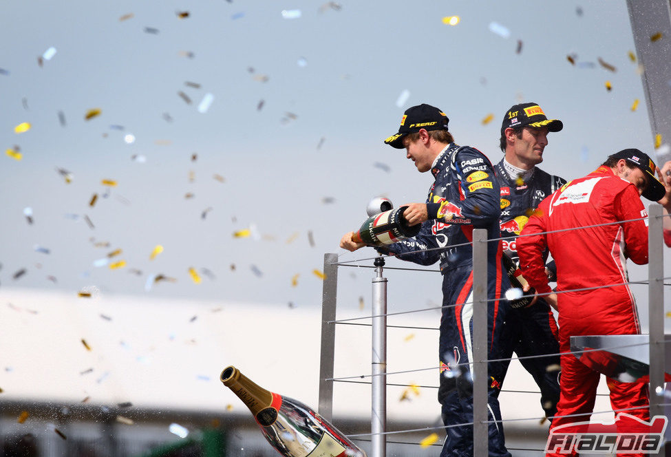 Vettel, Webber y Alonso celebran en el podio de Gran Bretaña