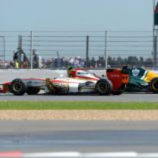 Narain Karthikeyan luchando con Kovalainen en el GP de Gran Bretaña 2012