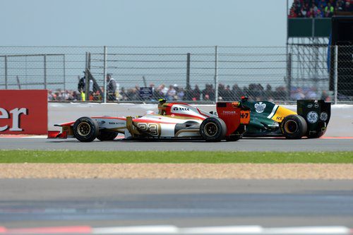 Narain Karthikeyan luchando con Kovalainen en el GP de Gran Bretaña 2012