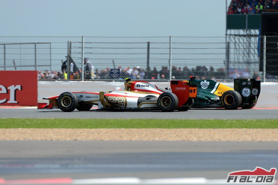 Narain Karthikeyan luchando con Kovalainen en el GP de Gran Bretaña 2012