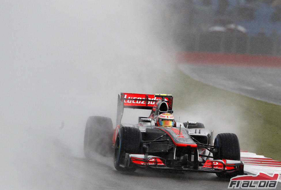 Lewis Hamilton disputa la clasificación en Silverstone