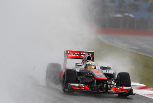Lewis Hamilton disputa la clasificación en Silverstone