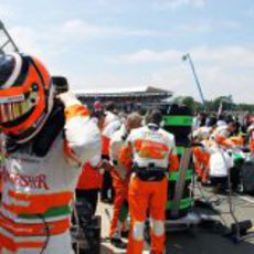 Nico Hülkenberg se ajusta el casco antes de subir al monoplaza