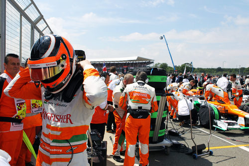 Nico Hülkenberg se ajusta el casco antes de subir al monoplaza