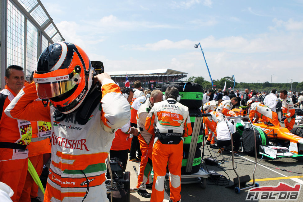 Nico Hülkenberg se ajusta el casco antes de subir al monoplaza