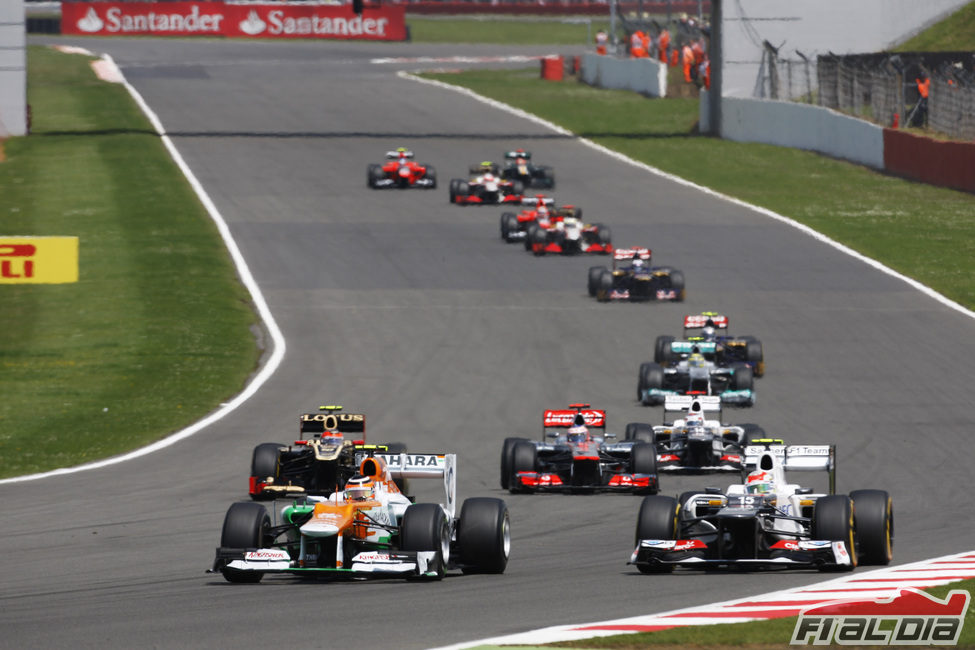 Nico Hülkenberg luchando con Sergio Pérez y otros pilotos