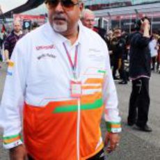 Vijay Mallya pasea por la parrilla de salida del GP de Gran Bretaña 2012