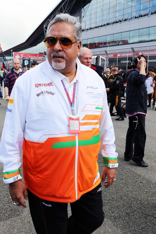 Vijay Mallya pasea por la parrilla de salida del GP de Gran Bretaña 2012