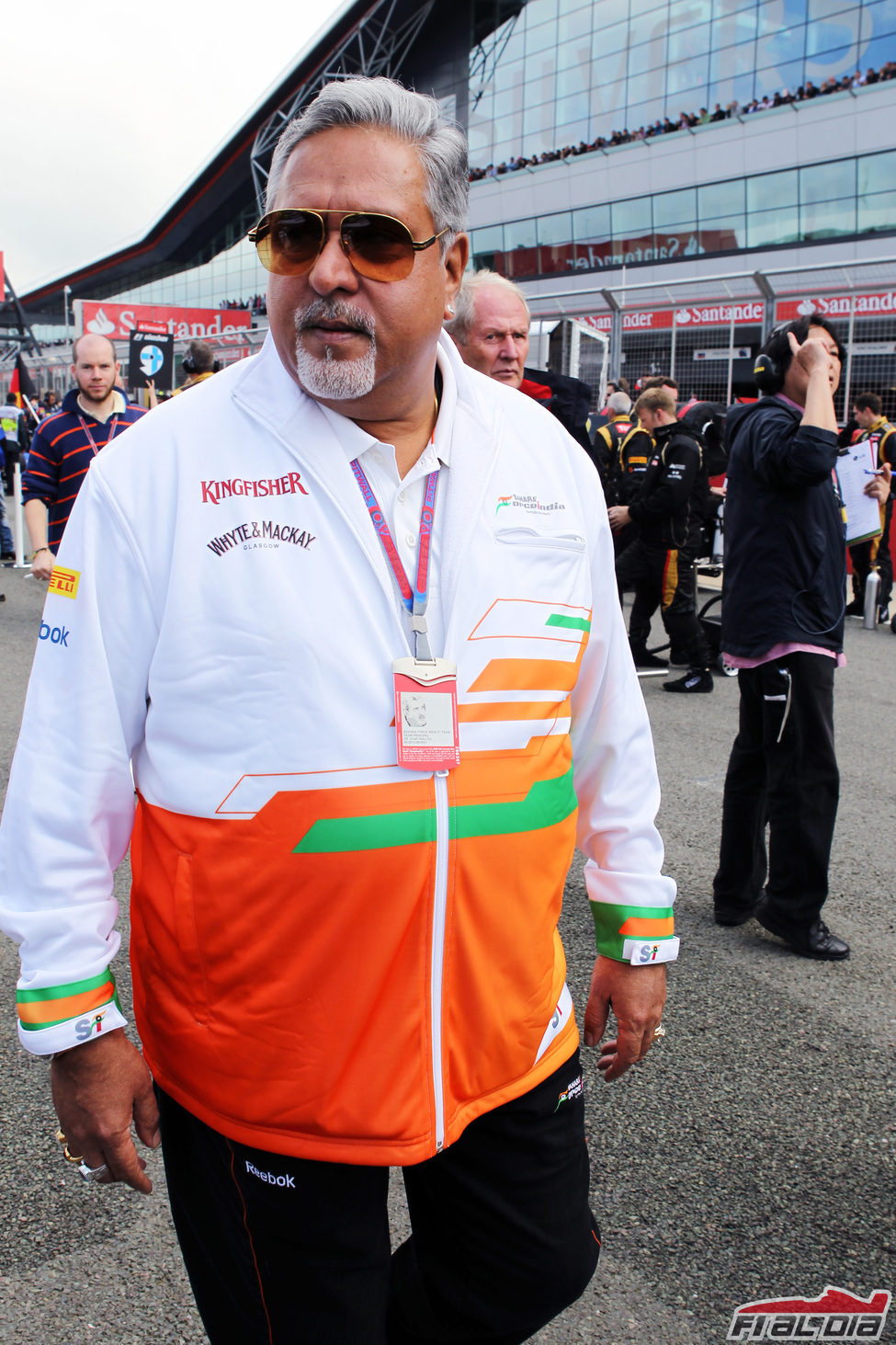 Vijay Mallya pasea por la parrilla de salida del GP de Gran Bretaña 2012