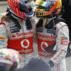 Lewis Hamilton y Jenson Button se abrazan en Silverstone