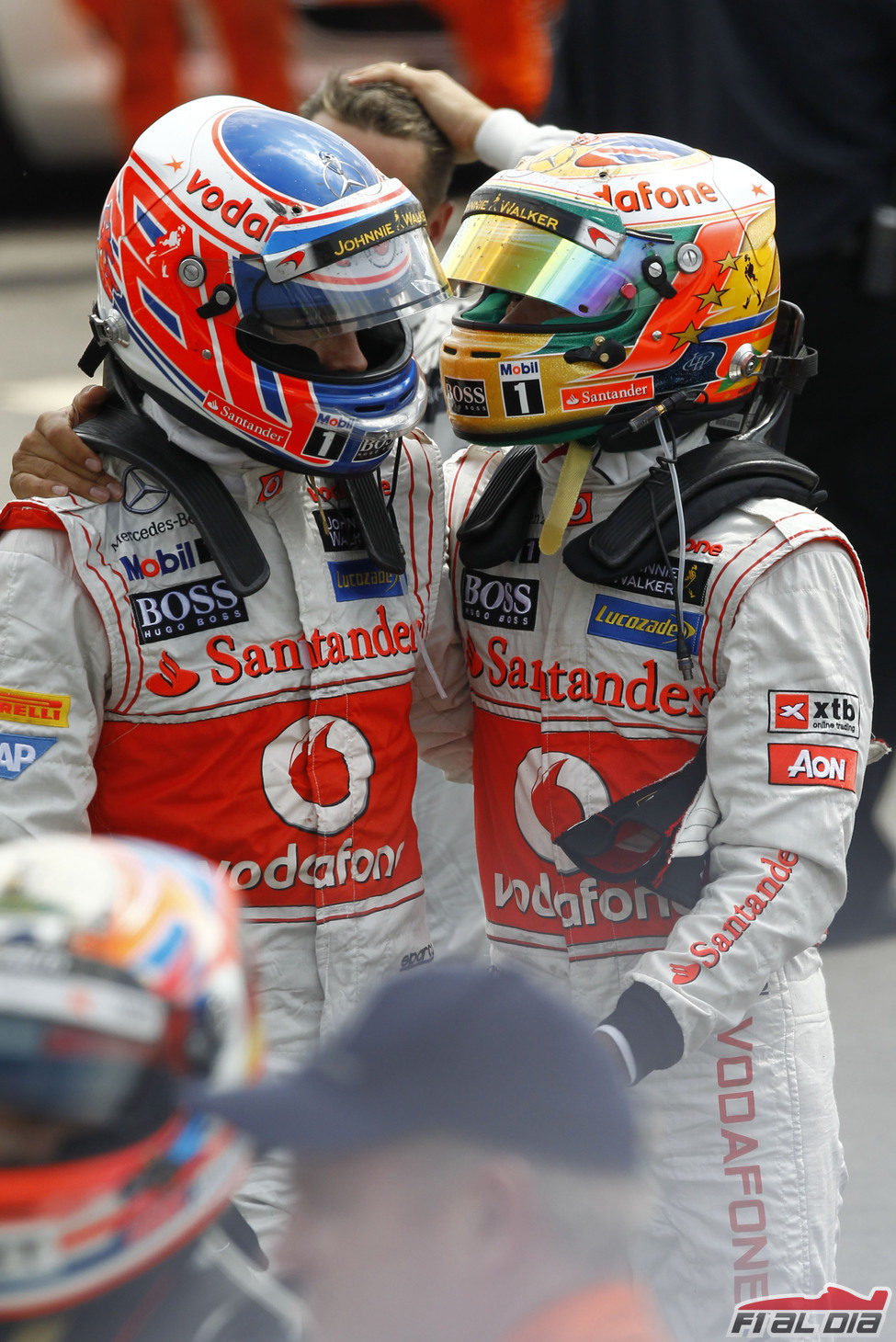 Lewis Hamilton y Jenson Button se abrazan en Silverstone