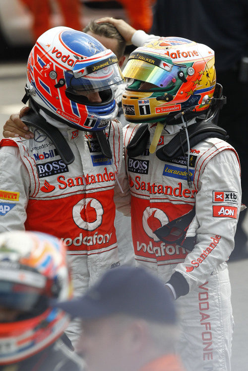 Lewis Hamilton y Jenson Button se abrazan en Silverstone