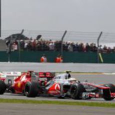 Lewis Hamilton pasa a Fernando Alonso en carrera