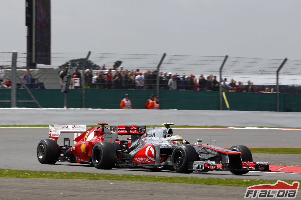 Lewis Hamilton pasa a Fernando Alonso en carrera
