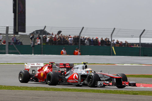 Lewis Hamilton pasa a Fernando Alonso en carrera